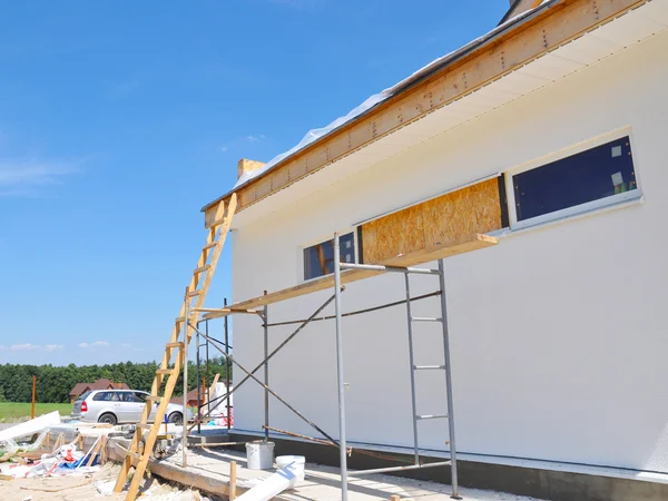 Construção ou reparação da casa rural com, beirados, janelas, telhados, fachada de fixação, isolamento, reboco — Fotografia de Stock