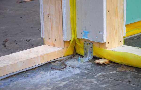 Zbliżenie na dołączanie ścianę klatki na betonowej podłodze. Przypory wewnętrzne ściany do betonu. — Zdjęcie stockowe