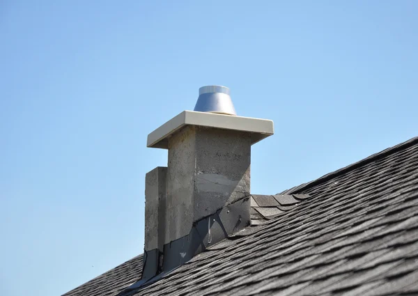 Новая модульная керамическая труба на крыше дома. Подкладка трубы . Лицензионные Стоковые Фото