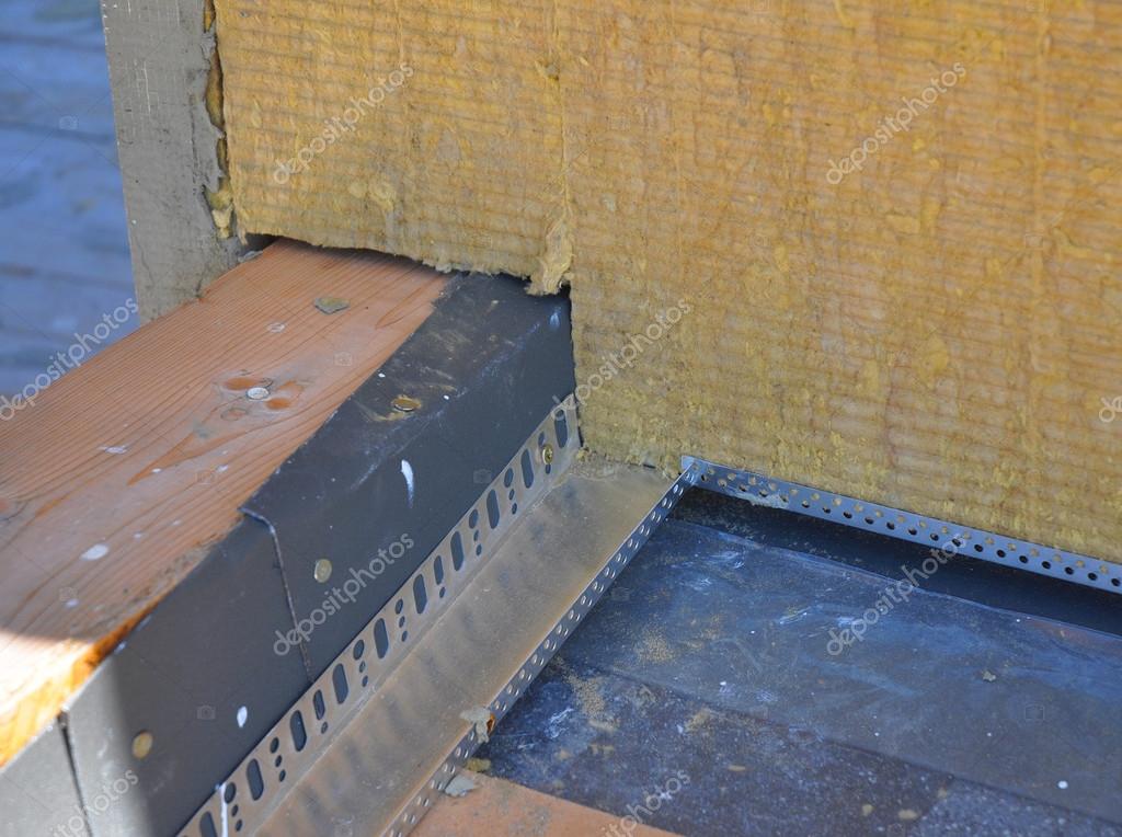 Primo piano sul tetto angolo isolamento e impermeabilizzazione ... Impermeabilizzazione tetto piano