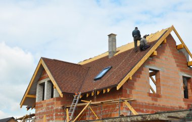 Çatı ve çatı inşaat ve yapı yeni modüler baca, ışıklıklar, tavan, Dormers ve saçak ile ev tuğla.