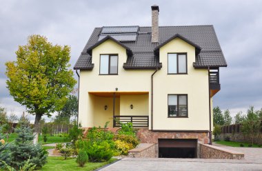 Tepe, güneş enerjili su ısıtma paneli, dormers, döşenmiş çatı, yağmur oluk, çit, garaj çatı penceresi, kar baca, çatı koruma ile modern ev güzel bahçe peyzaj. Güzel bir ev dış
