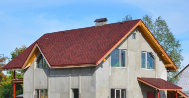 Yeni evin çatı Bitumin taşlarla kaplı. Asfalt Zona çatı