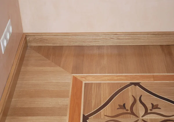 木造寄せ木床のテクスチャ背景 ベースボードのオーク材の寄木細工の床のクローズ アップ — ストック写真