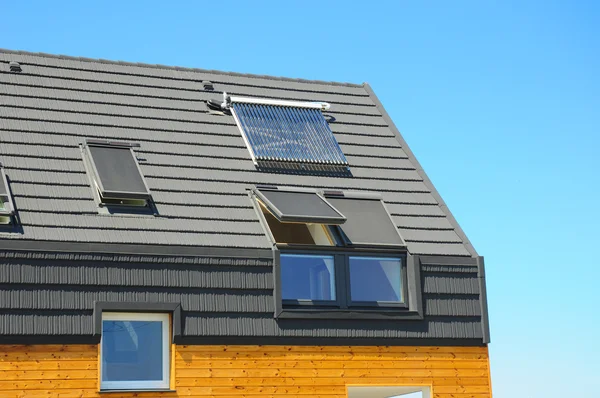 Acercamiento de la calefacción solar del panel de agua, Dormitorios, Paneles solares, Cielo —  Fotos de Stock