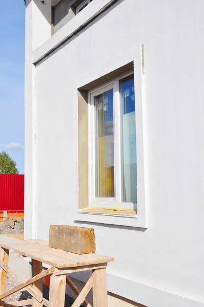 Neu Eingebautes Weißes Kunststofffenster Mit Verputzter Und Gestrichener Neuer Hauswand — Stockfoto