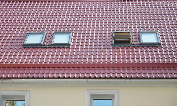 Kırmızı Metal çatı yeni Dormers, çatı penceresi, ışıklıklar, yağmur oluk sistemi ve çatı koruma kar kurulu ile döşeli