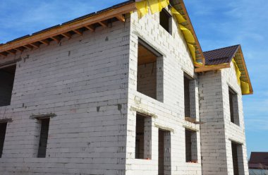 İnşaat halindeki ev beton blokları ve çatı yapısı olan yeni bir ev.