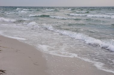 Kışın sahilde dalgalar kuzey deniz. Atlantik Okyanusu'nun soğuk dalgalar.