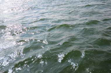 Güzel dokulu deniz dalgaları arka plan ile güneş ışığı ile