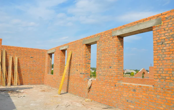 Interior de uma casa de tijolos vermelhos inacabados Paredes sob Constructio — Fotografia de Stock