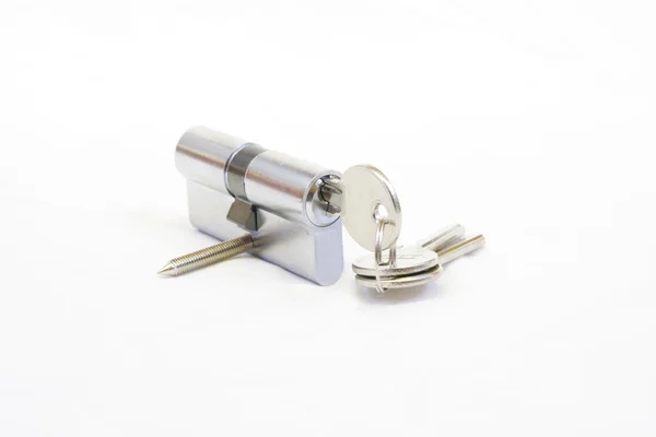Buco della serratura, cilindro e chiavi isolati su sfondo bianco — Foto Stock