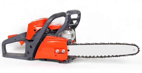 Beyaz arka plan üzerinde izole yeni kırmızı chainsaw — Stok fotoğraf