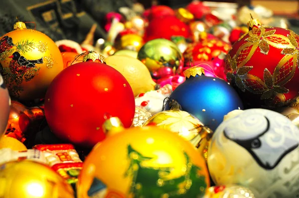 Многие женятся на красочных рождественских шарах в качестве праздничного фона. Рождественское украшение - Рождественские балы Лицензионные Стоковые Фото