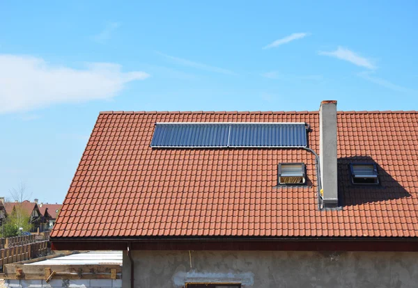 Energieeffizienz neues Passivhaus-Konzept außen. Nahaufnahme auf Solarenergie Warmwasserbereitung Lösungen, Gauben, Dachfenster, Lüftung, Regenrinne, Dachfenster und Schornstein im Freien — Stockfoto