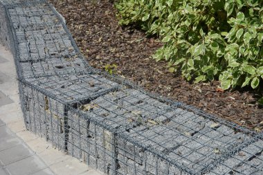Beton Blokları ve Metal Kablo Ağı ile Gabion Duvarı