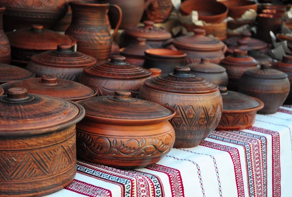 Traditional Ceramic Jugs on Decorative Towel. Showcase of Handmade Ukraine Ceramic Pottery in a Roadside Market with Ceramic Pots Outdoors. — Stock Photo, Image