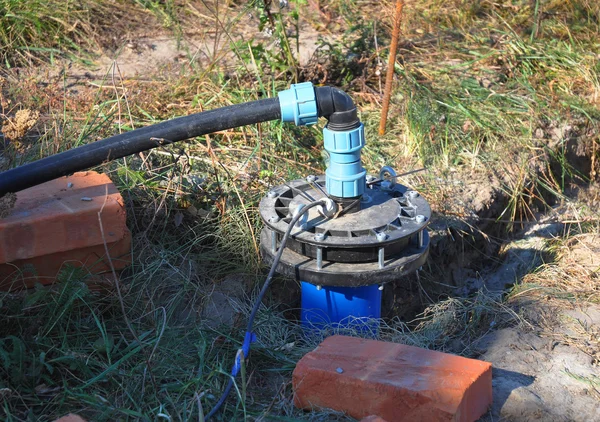 Nuovo foro installato dell'acqua. Pompaggio dell'aria dal compressore in da — Foto Stock