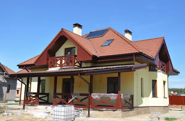 Închidere pe Vacuum Solar Water Heating System Rain Gutter pe acoperișul casei cu gresie roșie. Energie orala pentru eficienta energetica Noul concept de cladire in aer liber — Fotografie, imagine de stoc