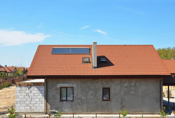 Hermoso nuevo edificio de la casa concepto de solución de eficiencia energética — Foto de Stock