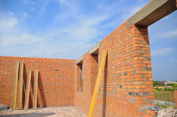 Interior de una casa de ladrillo rojo sin terminar Muros bajo Constructio —  Fotos de Stock