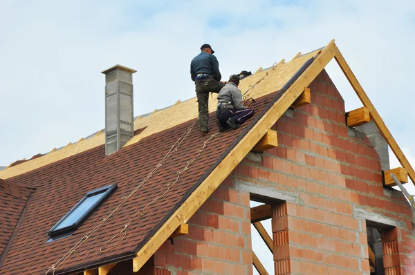 Dachdeckerbau und Bau eines neuen Ziegelhauses mit Modulbauweise — Stockfoto