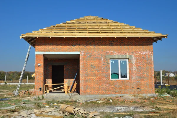 Nuevos revestimientos de membrana de techo con estructura de madera para el hogar con balseros de techo. Construcción de techos Exterior con casa de ladrillo rojo Fachada de pared . — Foto de Stock