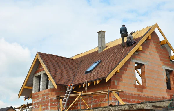 Dakpannen constructie en bouw van nieuwe bakstenen huis met modulaire schoorsteen, dakramen, zolder, leisteen en dakranden buitenkant. — Stockfoto