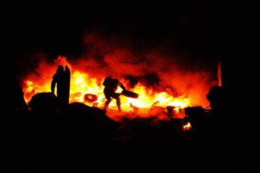 Ukraynalı kriz. Protestocu mülteci çevik kuvvet polisi durdurmak için lastik yakmak. Kiev, Ukrayna sokak kavgaları. Ukrayna kriz. 