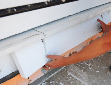  Ev temel duvarları Strafor komiteler ile termal yalıtım inşaat işçisi. Vakfı insullation yakın çekim 