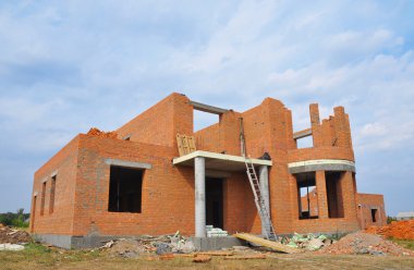 Ev yapım aşamasında. Yeni tuğla bina ev inşaat kapı sütunları, windows, balkon.
