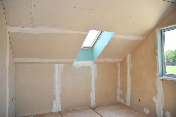 Sala de sótão em construção com placas de gesso — Fotografia de Stock