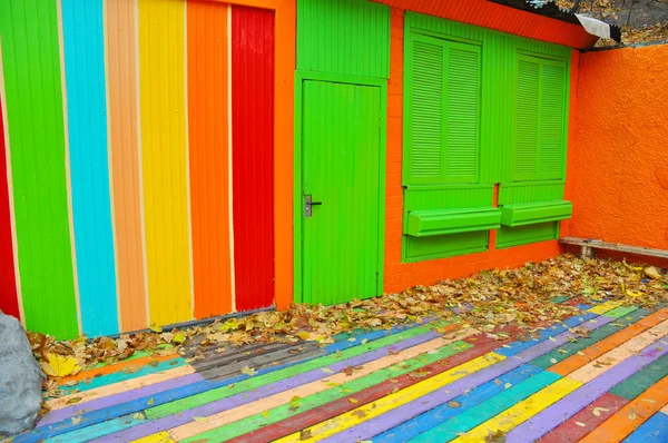 Brillante Fachada Pared Colorida Con Puerta Verde Ventanas — Foto de Stock