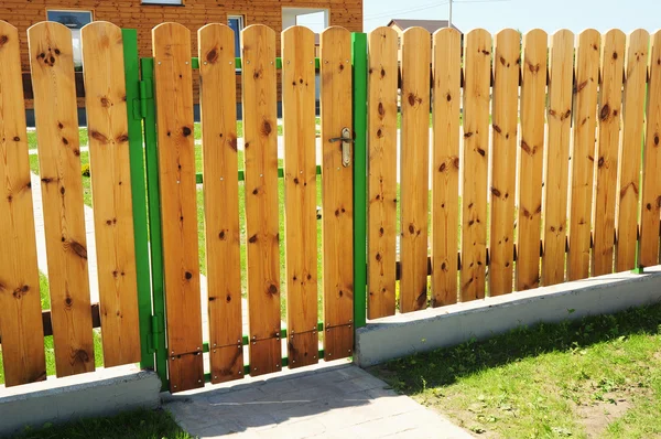 Närbild på trä grind (wicket) och trästaket detalj konstruktion med dörröppningen utomhus. — Stockfoto