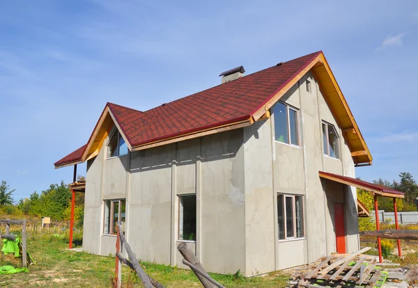 Nieuw Huis Dak Bedekt Met Bitumen Tegels Asfalt Shingles Dakbedekking — Stockfoto