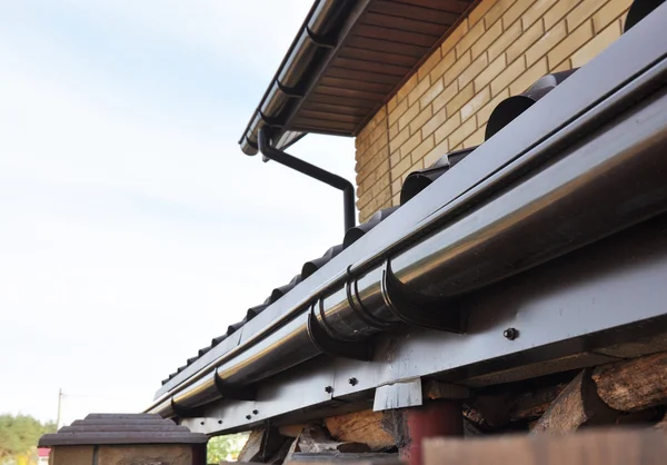 Sistema de drenaje de canalón en el techo. Primer plano de áreas problemáticas para impermeabilización de canalón de lluvia de plástico . — Foto de Stock