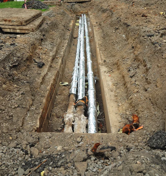 Repair, insulation and replacement of city sewer on the street.  Pipes for water in an earthen trench. — Stock Photo, Image
