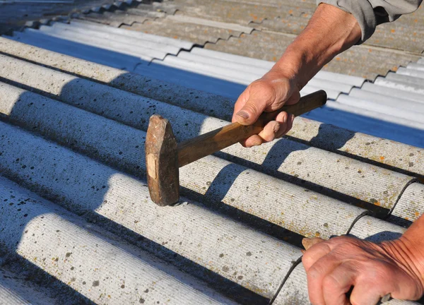 Lavoratore Martellante Chiodo Amianto Vecchie Tegole Costruzione Coperture — Foto Stock