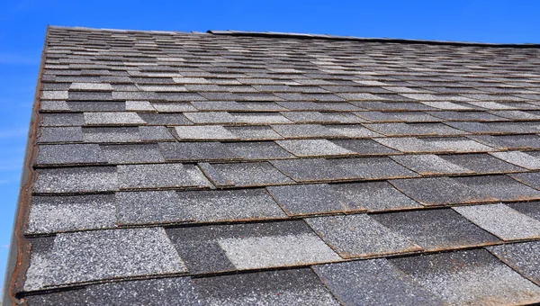 Newly Installed Roof Textured Asphalt Shingles Bitumen Tiles Rooftop Outdoor — Stock Photo, Image