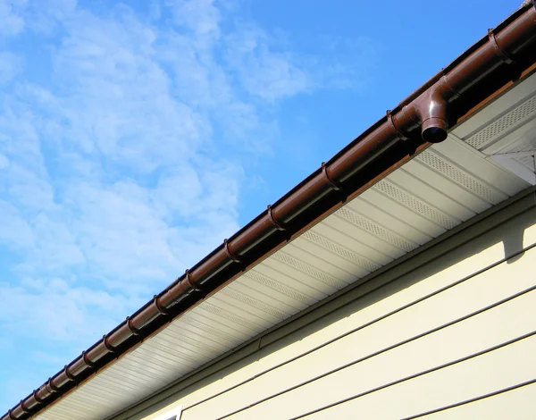 Nahaufnahme auf der Regenrinne Soffit Board, Faszienbrett Installation — Stockfoto