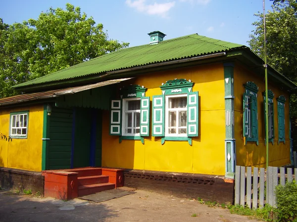 Güzel Renkli Ukrayna Köy Evi Dış Kırmızı Sundurma Ile Yeşil — Stok fotoğraf