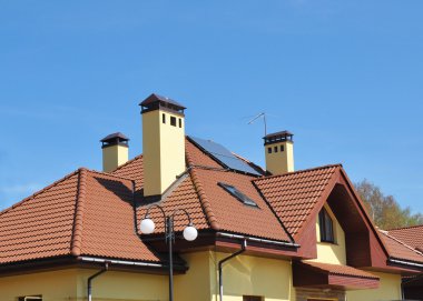 Tatlı kırmızı kiremitli ev çatıya güneş paneli