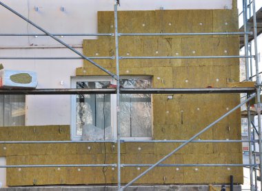 Evin dış duvar izolasyonu fiberglas ile. Enerji tasarrufu kavramı.