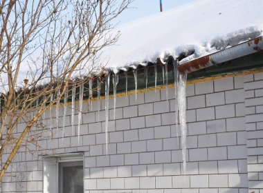 Eski metal yağmur oluk ve buz sarkıtları