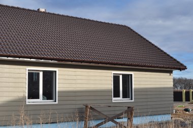 Bina yeni konut plastik Siding ev duvar ile. Çatı kaplama.