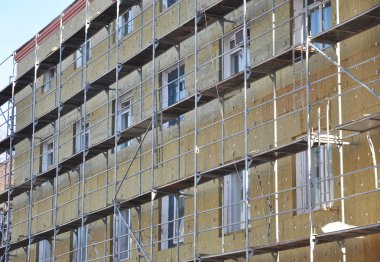 Dış ev duvar ısı yalıtımı ile mineral yün, bina inşaat altında.