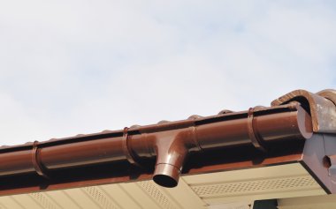 Yeni yağmur oluk drenaj boru Downspout montajı bitmemiş ev cephe duvar açık