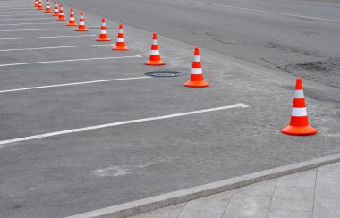 Yolda trafik kullanılan uyarı işareti üzerinde beyaz işareti ve trafik koni ile kapalı araba park yeri