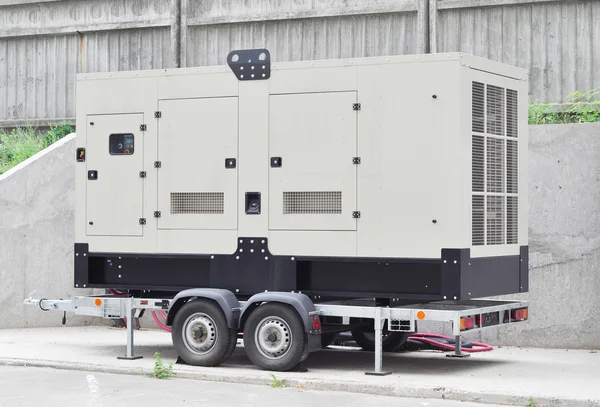 Mobiele Diesel Generator in de buurt van kantoor gebouw muur — Stockfoto