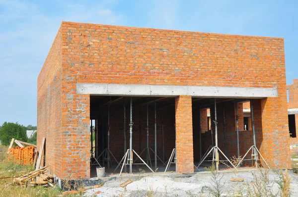 Construcción de nuevo garaje de ladrillo para dos coches sin puertas de garaje —  Fotos de Stock